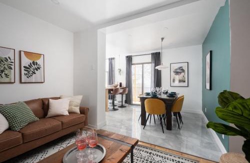 Ville-Marie Apartment | Luxury Old Montreal Parking with Yard Patio 10 Guests