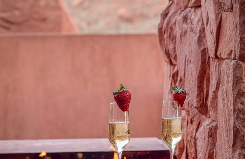 Ivins House | Luxury Service 3 Kings and Bunks & PRIVATE Pool - Sleeps 12 - Daily HK