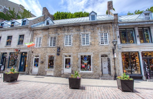 Old Montreal House | Maison des Patriotes 7 bedrooms 8-20 guests in the ❤ of old Montréal