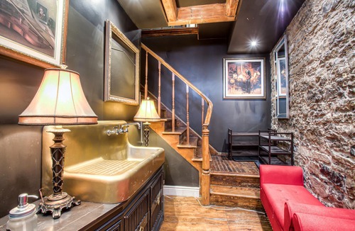 Old Montreal House | Maison des Patriotes 7 bedrooms 8-20 guests in the ❤ of old Montréal