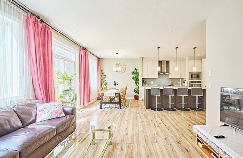 Symons Valley House | Modern Home 7BR | 5BA | 2Kit – Near Airport & Banff