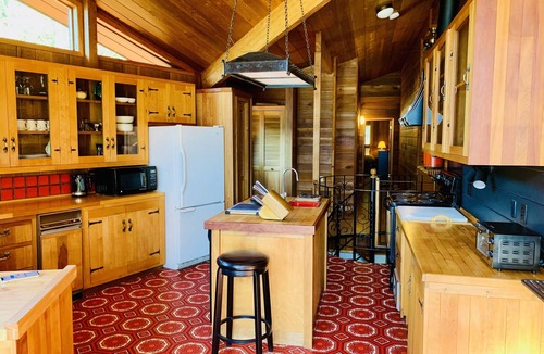 Nelson House | Nelson Beach Chalet 5 Bedroom Waterfront House
