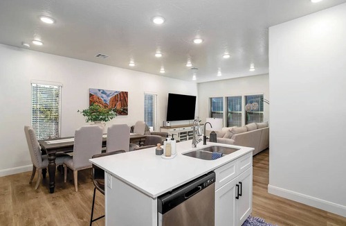 Ivins House | New 3-bedroom townhome with Pool in enchanting Ivins