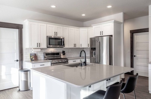 Moscow House | New Spacious Home with 3 Car Garage, Private Backyard, close to Downtown