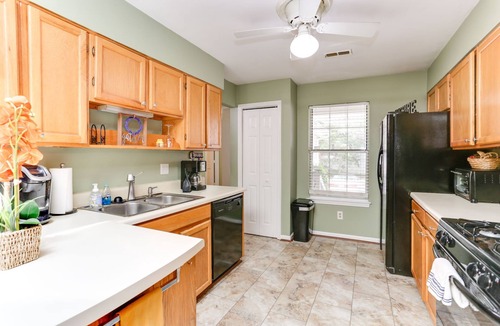 Williamsburg House | NEWLY UPDATED! Charming 2 Bedroom Townhouse near Prime Outlets - Pet friendly.
