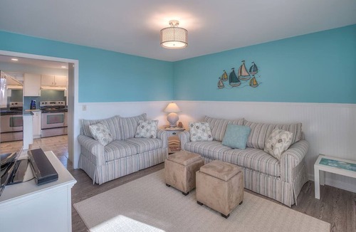 Southold Apartment | Peconic Bay Beach House + 5 bedrooms + spacious +