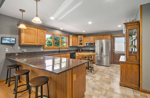 Logan Cabin | Play set-Panoramic Lake View-Hot Tub-Covered Decks-Game Room-Kayaks-Canoes-Bikes