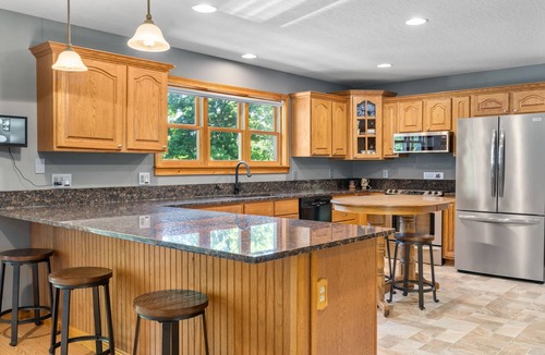 Logan Cabin | Play set-Panoramic Lake View-Hot Tub-Covered Decks-Game Room-Kayaks-Canoes-Bikes