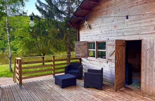 Lachapelle-sous-Chaux Cabin | pond-side cottage