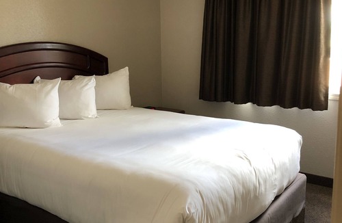 Wainwright Hotel | R & R Wainwright Inn