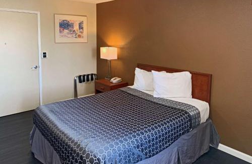 Southeastern Sacramento Hotel | Rodeway Inn Sacramento-University Area