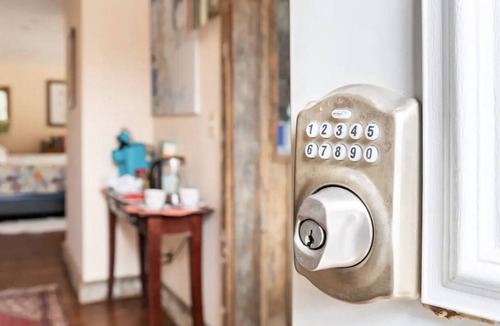 Phoenicia Apartment | Romantic sky loft with steam shower and giant tub. Breweries and hiking nearby