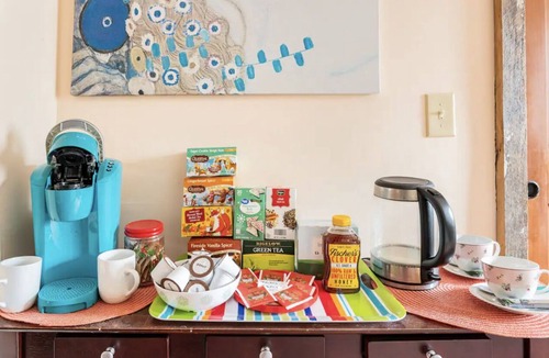 Phoenicia Apartment | Romantic sky loft with steam shower and giant tub. Breweries and hiking nearby