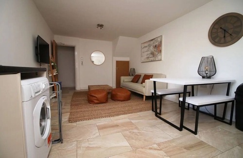 Pontcanna Apartment | Rustic Elegant Retreat Opposite Stadium