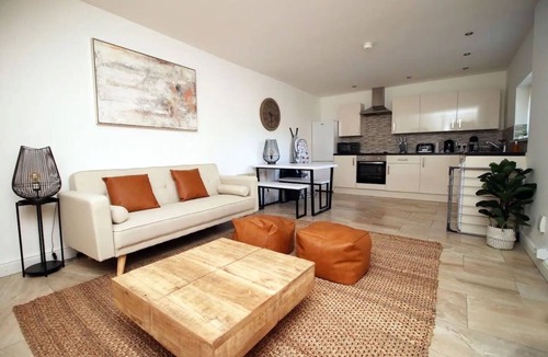 Pontcanna Apartment | Rustic Elegant Retreat Opposite Stadium