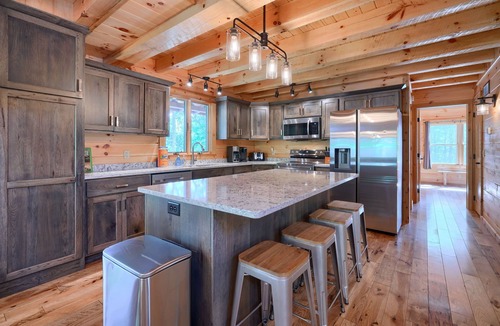 Logan Cabin | Scarlet Ridge - 6BR/3BA - walking distance to Old Man's Cave