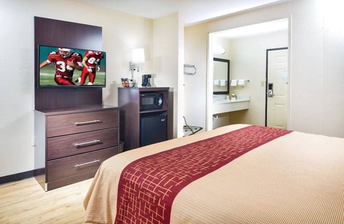 Paducah Hotel | Short Drive to Harrah’s Metropolis Casino! Free Parking, Pets are Welcome!