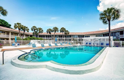 Saint Armands Key Condo | Simply Paradise! Updated Corner Unit Steps to Lido Beach & St. Armand's Circle, Pool, & Spa!