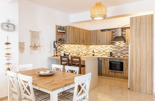 Merichas Apartment | Spacious 3-bedroom apartment with AC, WiFi in charming Kythnos Island