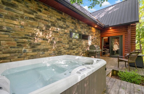 Logan Cabin | Steel Mill-Romanic-Luxurious-Massage Chair-Sauna-Hot Tub-Kayaks-FireTable-Kg Bed