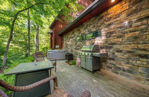 Logan Cabin | Steel Mill-Romanic-Luxurious-Massage Chair-Sauna-Hot Tub-Kayaks-FireTable-Kg Bed