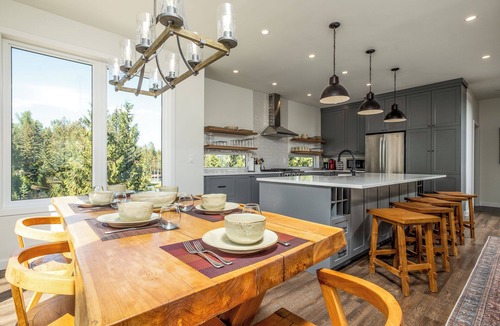 Rossland House | Stunning Ski In, Ski Out at Red Resort