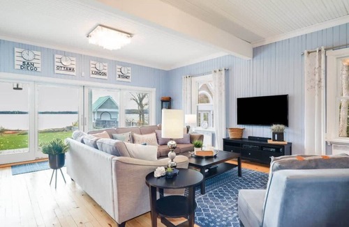 Aylmer House | Stunning waterfront home, 25min to downtown Ottawa