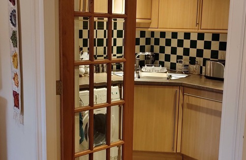 Leith Apartment | Stylish Apartment in Edinburgh City Centre, Sleeps 4. License no. EH-68704-F