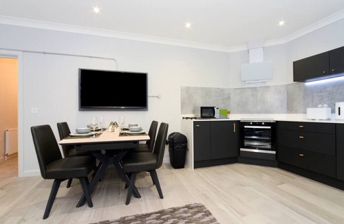 Poole Apartment | ⭐ Super Cool Apartment Parking, Netflix & WiFi