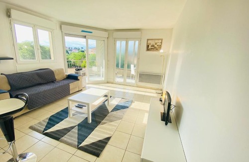 Cannes La Bocca Apartment | T2 Cannes vue dégagée colline, mer à pieds, 4 pax
