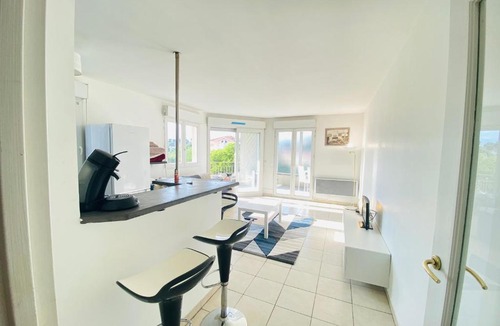 Cannes La Bocca Apartment | T2 Cannes vue dégagée colline, mer à pieds, 4 pax