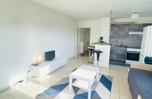 Cannes La Bocca Apartment | T2 Cannes vue dégagée colline, mer à pieds, 4 pax