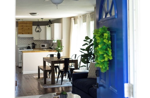 Greensboro House | The Coliseum Cottage. 1 King/2 Queen Beds. Close to coliseum and colleges.
