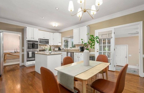 Greensboro House | The Greensboro Manor | HotTub + FirePit + Basketball Court + 15 Min To Sedgefield CC