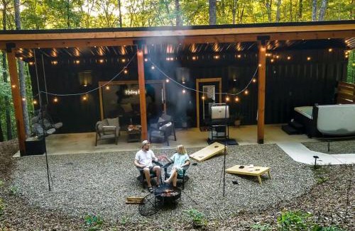 Logan Apartment | The Hillside Retreat - Cozy container home with Hot tub and Fire pit