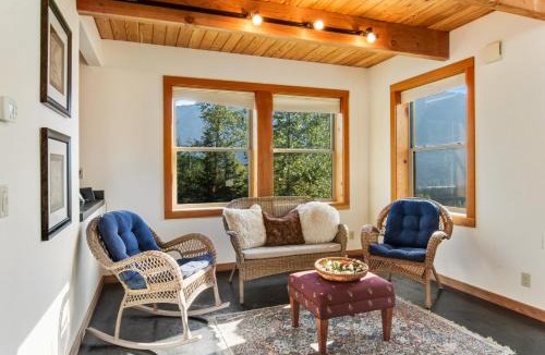 Hyak House | The Skis Knees
