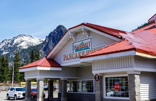 Snoqualmie Pass Hotel | The Summit Inn