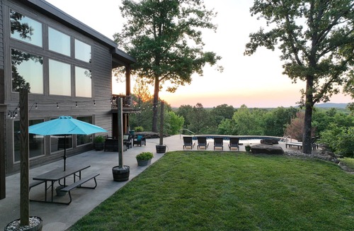 Equality Cabin | THE VIEWS! Minutes from Garden of the Gods, Shawnee with Highland cows & a pool!