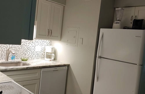 Sarasota Condo | Vacation delight! Cozy condo just steps from the beach and St. Armands circle.