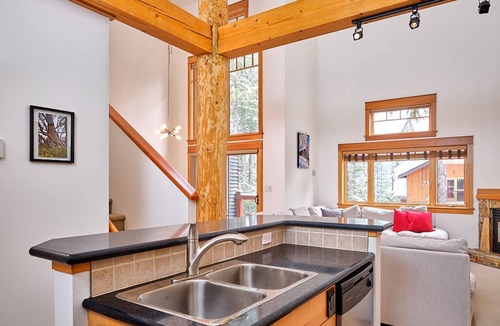 Rossland Condo | Very nicely appointed 3 Bedroom, 2 Bath Condo. Sleeps 8