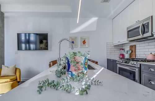 Sunnyside Condo | Vibrant & Modern Condo with Patio near LRT