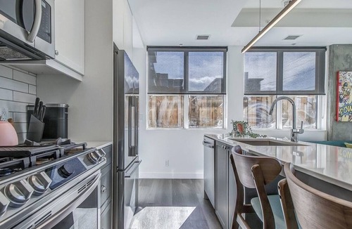 Sunnyside Condo | Vibrant & Modern Condo with Patio near LRT