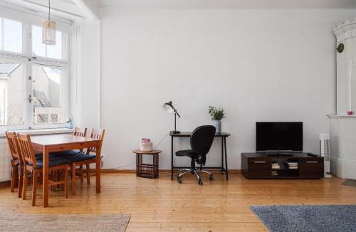 Etu-Toolo Apartment | Vintage 1BR Apt in Kamppi with Perfect Location