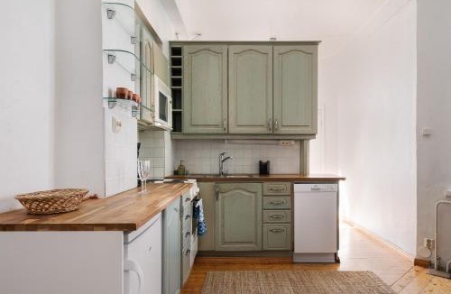 Etu-Toolo Apartment | Vintage 1BR Apt in Kamppi with Perfect Location