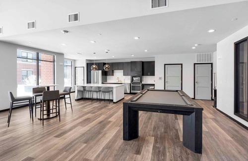 Madison Apartment | Washer & Dryer. Free Underground Parking. Pool
