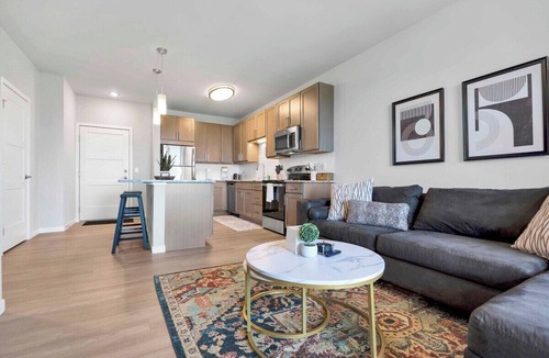 Madison Apartment | Washer & Dryer. Free Underground Parking. Pool