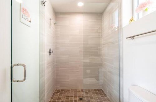 Central Sarasota Apartment | Waterside Retreat: Modern 2BR, Mins to Beach & Apt