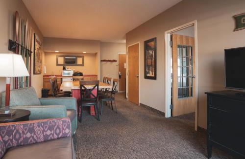 Pewaukee Hotel | Wildwood Lodge