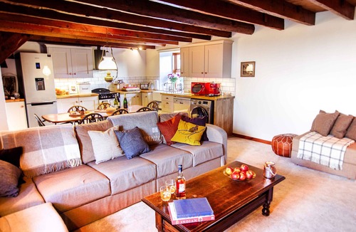 Fraserburgh Cottage | Windyheads Bothy. 5 bed, 2 bathroom with Hot tub, Sauna and Plunge