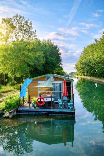 Cottage flottant nature, Jacuzzi Privé en supplément près de Dijon in Ouges